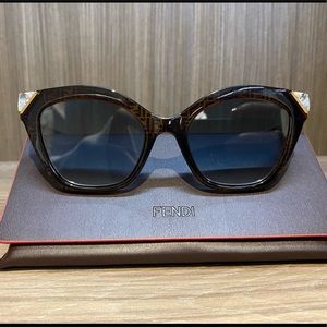 FENDI Cat-eye Sunglasses